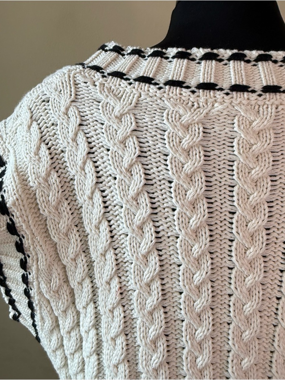 Davi & Dani Cream Cable Knit V-Neck Sweater Vest Size Large - Picture 7 of 11
